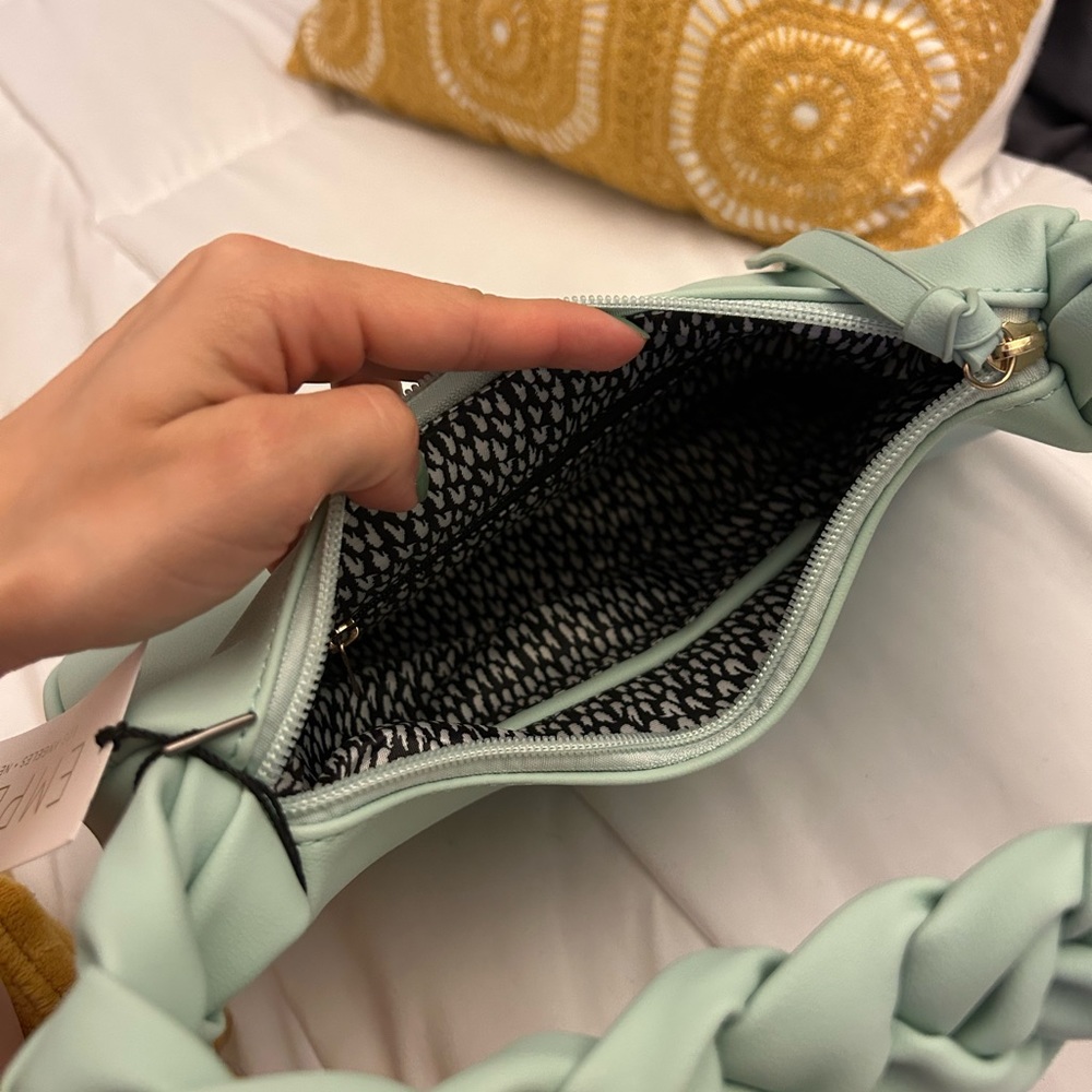 Emperia Shoulder Bag 🩵 - Picture 3 of 4